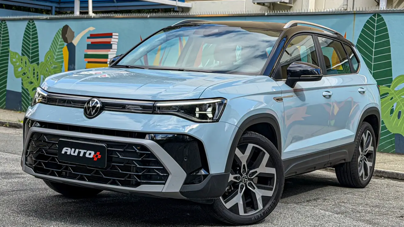 Volkswagen Taos Highline azul estático para avaliação