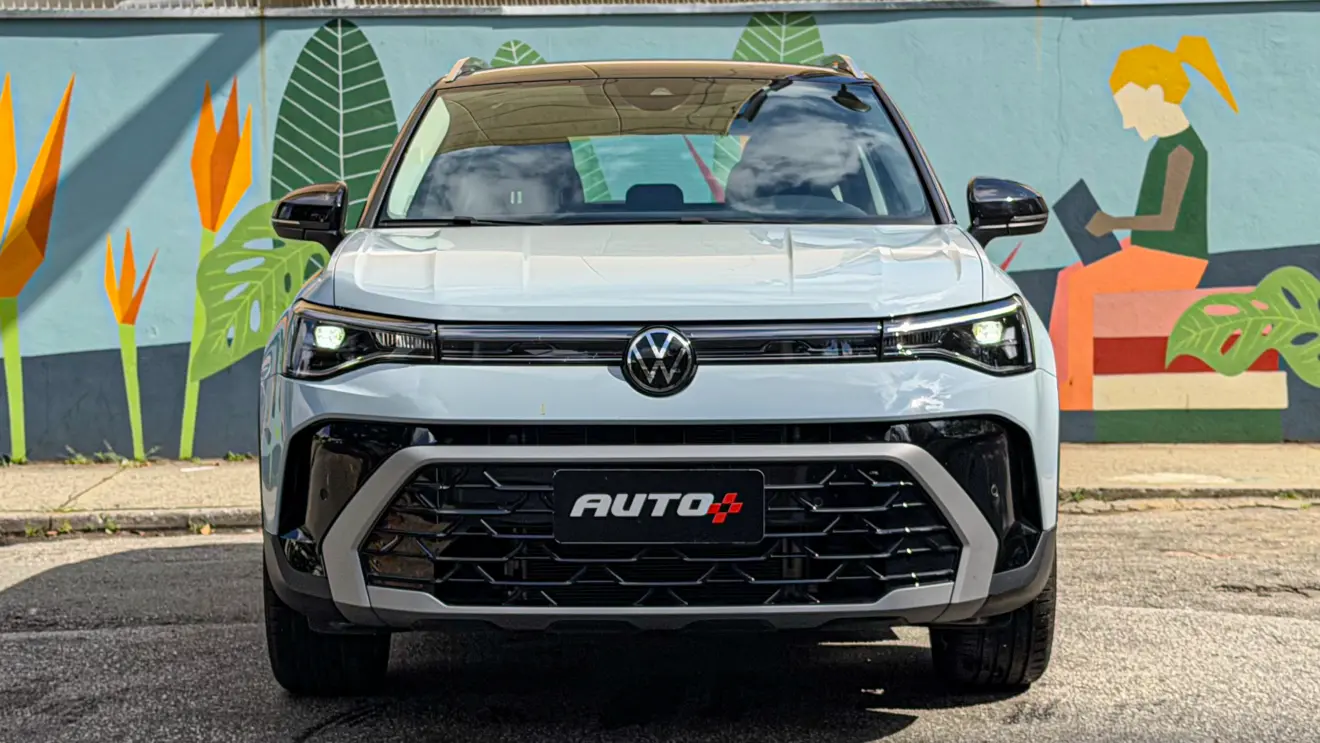 Volkswagen Taos Highline azul estático para avaliação