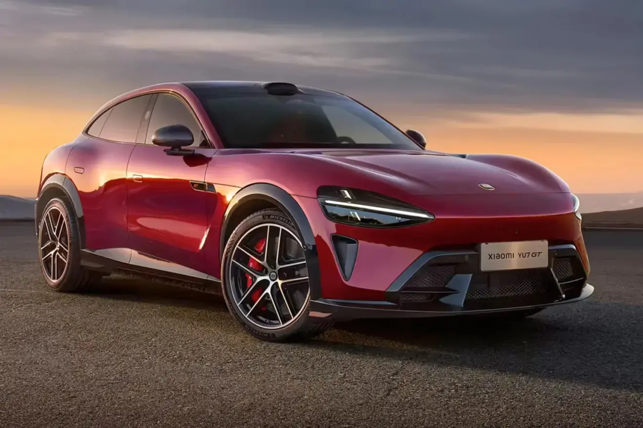 Xiaomi YU7 GT vermelho visto lateralmente
