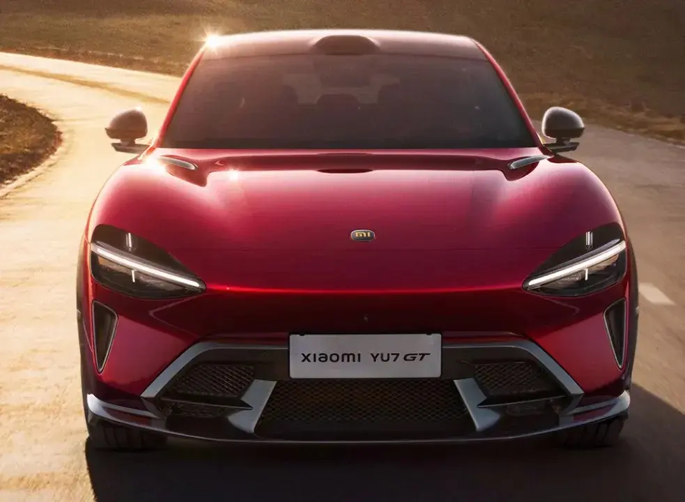 Xiaomi YU7 GT vermelho visto de frente