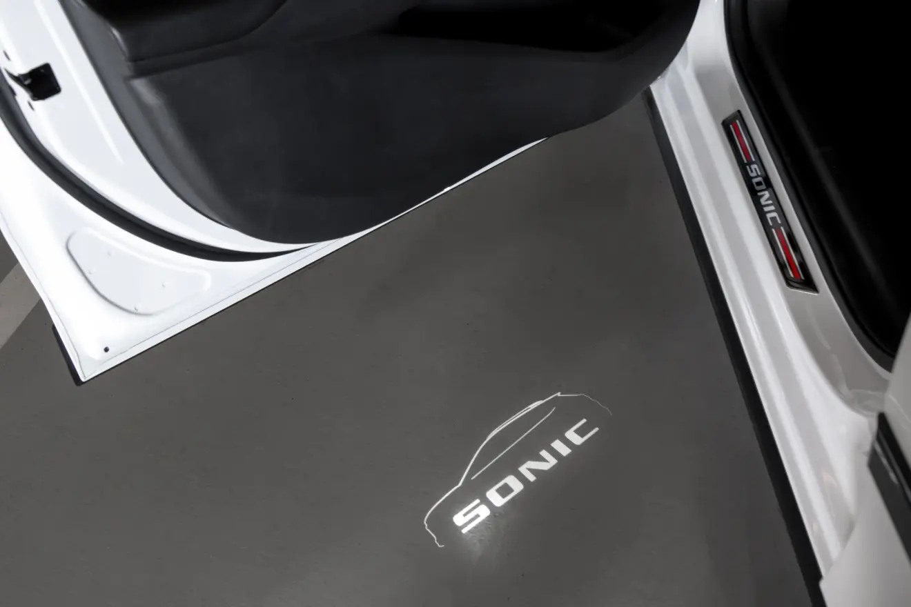 projetor de luz na porta do Chevrolet Sonic