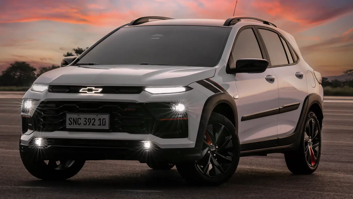 Chevrolet Sonic cinza visto de frente e com iluminação acesa