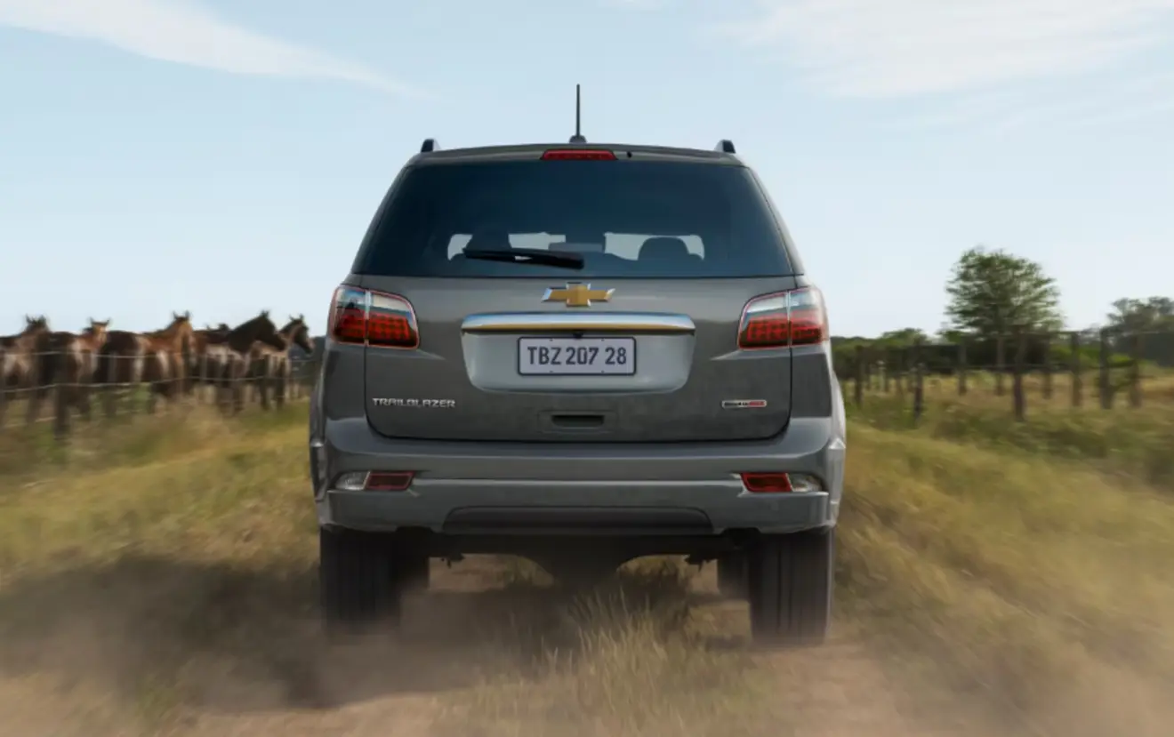 Traseira do Chevrolet Trailblazer High-Country 2027 cinza