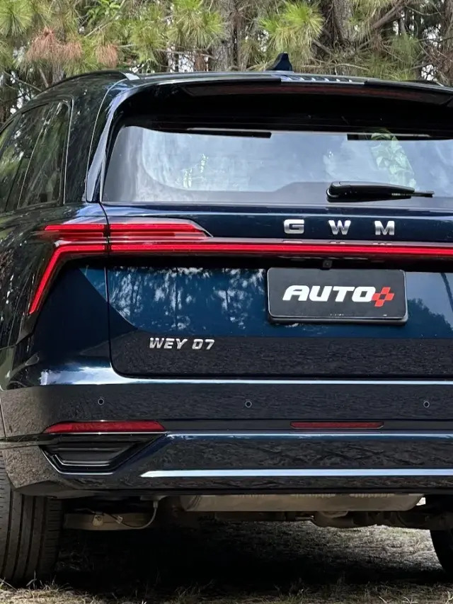 GWM Wey 07 azul parado de traseira com árvores ao fundo