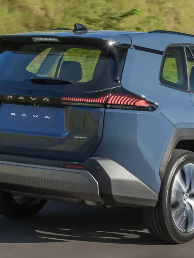 Novo Toyota RAV4 2026 azul em movimento de traseira na estrada