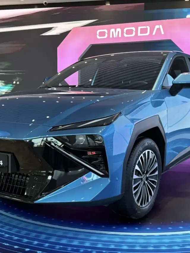 Omoda 4 azul estático