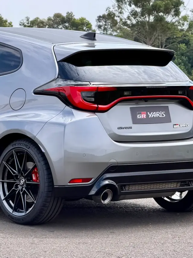 Toyota GR Yaris cinza de traseira
