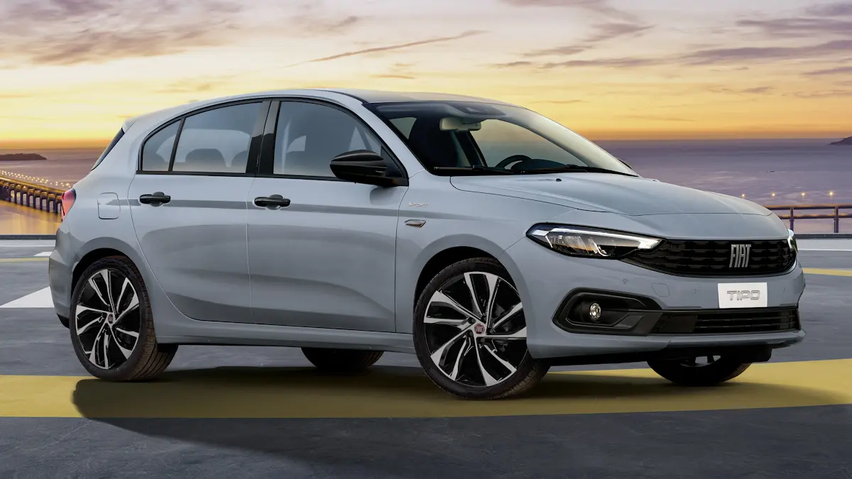 Fiat Tipo cinza de frente em um por do sol