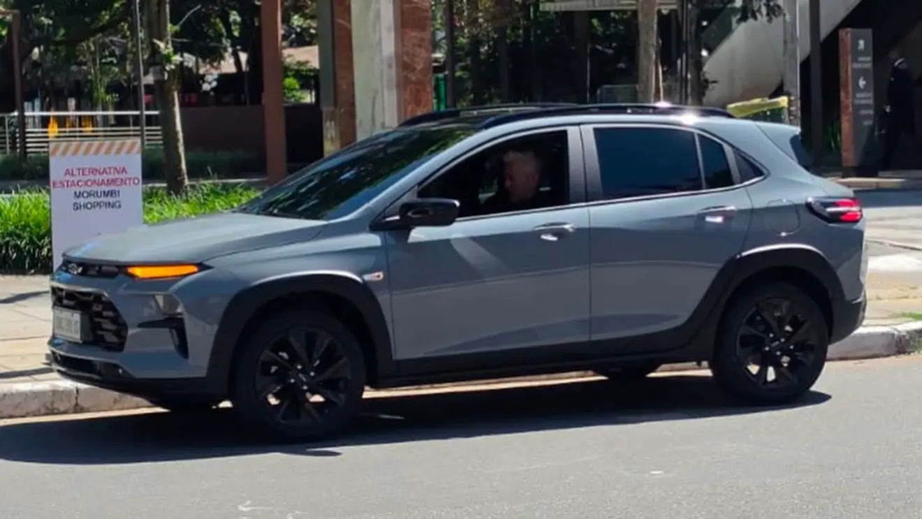 Chevrolet Sonic RS flagra sem camuflagem rodando em São Paulo