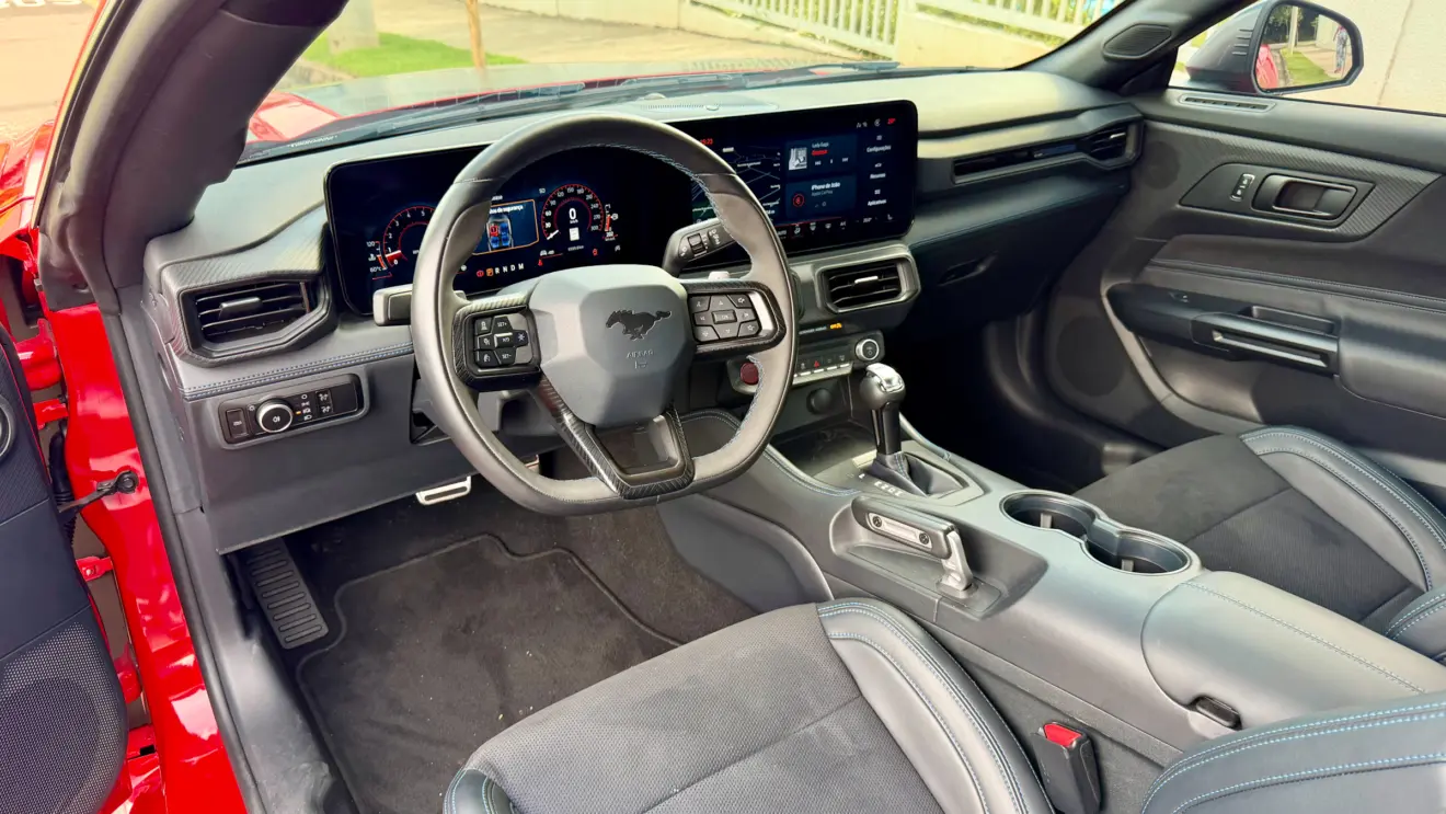 interior Ford Mustang Dark Horse [Auto+ / João Brigato]