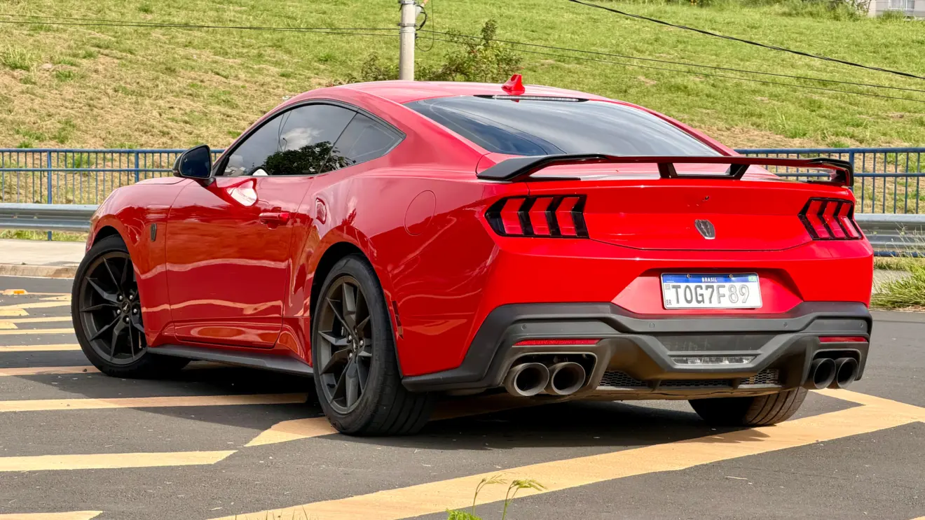 Ford Mustang Dark Horse vermelho de traseira