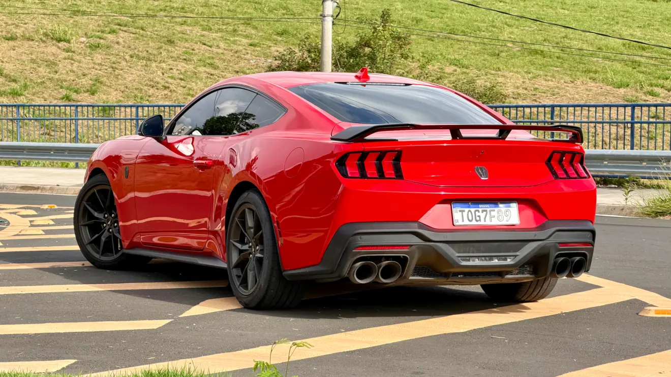 Ford Mustang Dark Horse vermelho de traseira