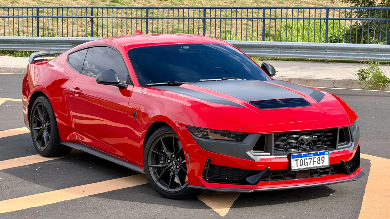 Ford Mustang Dark Horse vermelho de frente