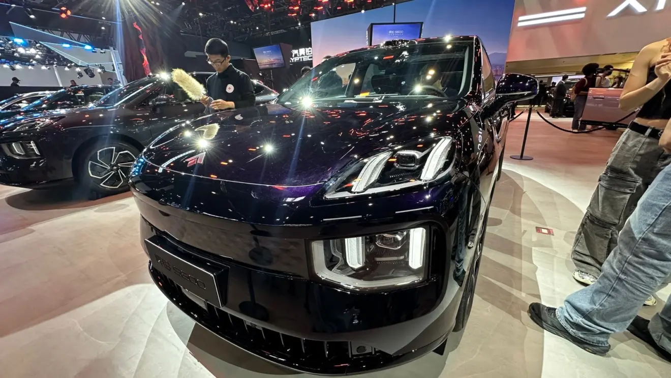 GAC Aion V reestilizado escuro visto de frente