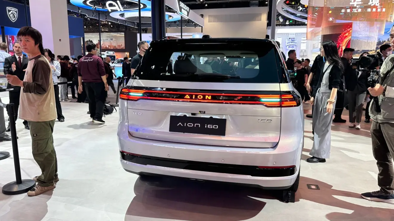 GAC Aion i60 branco visto de trás