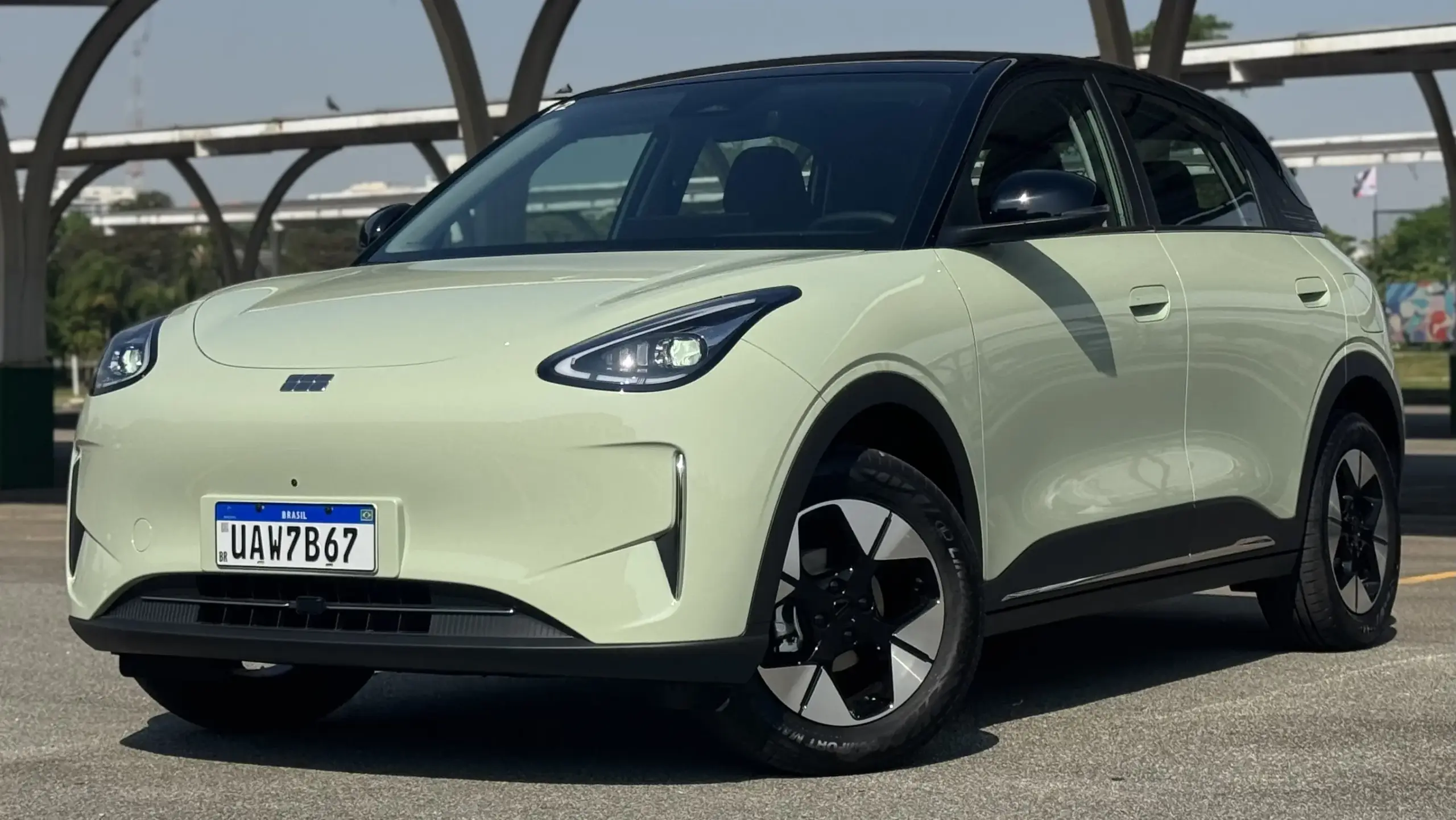 Geely EX2 Max verde visto lateralmente