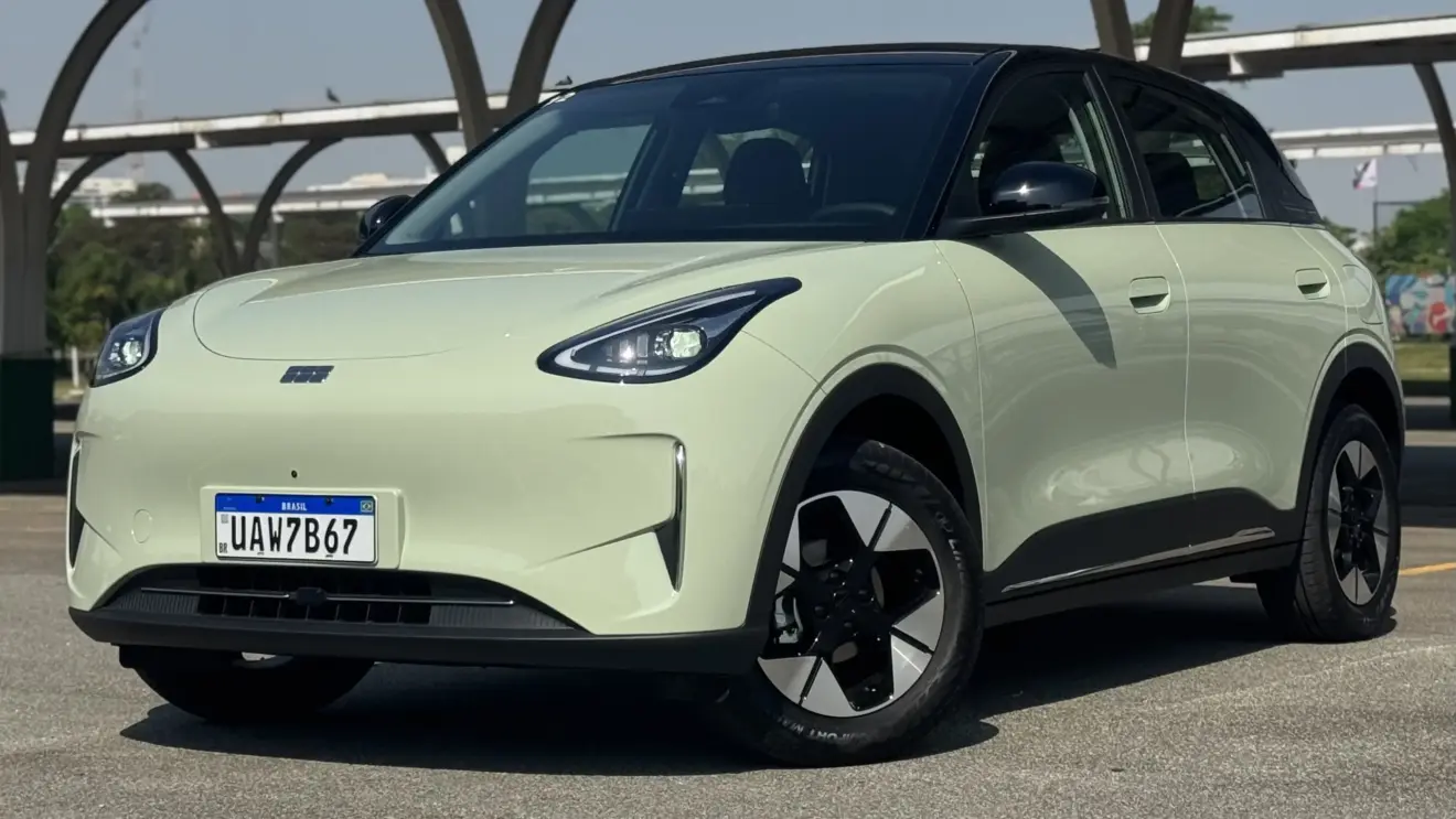 Geely EX2 Max verde visto lateralmente