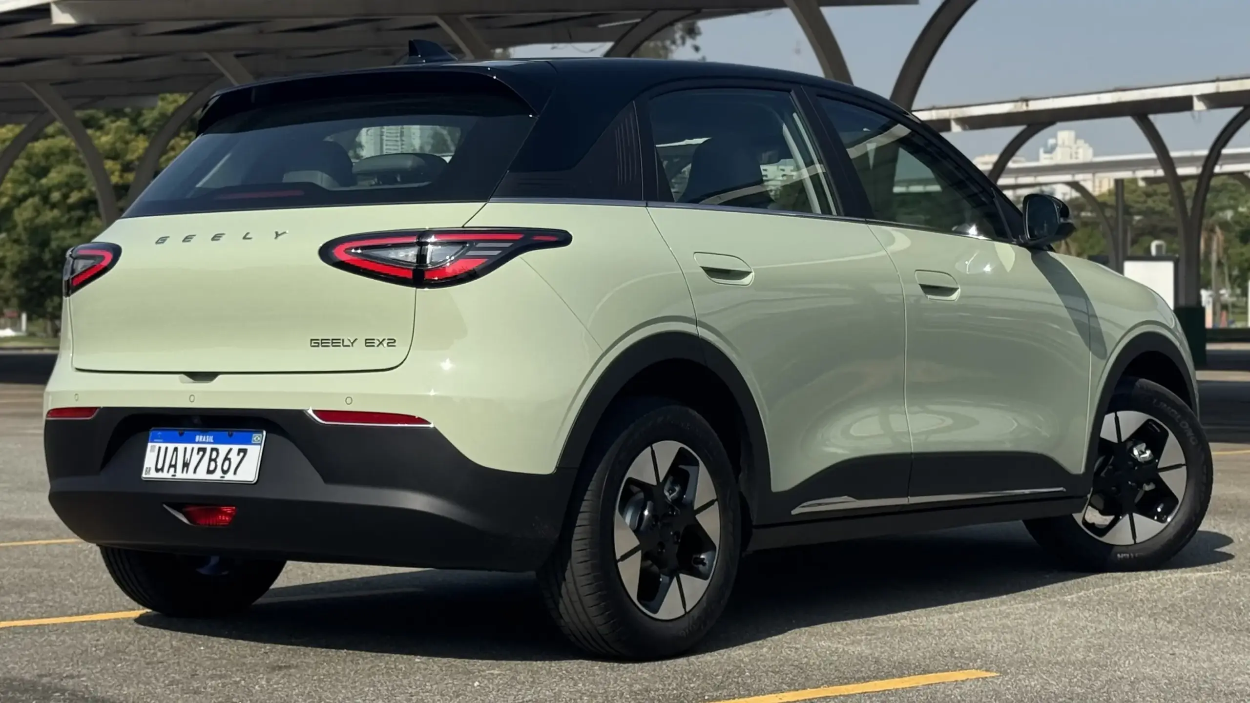 Geely EX2 Max verde visto de trás