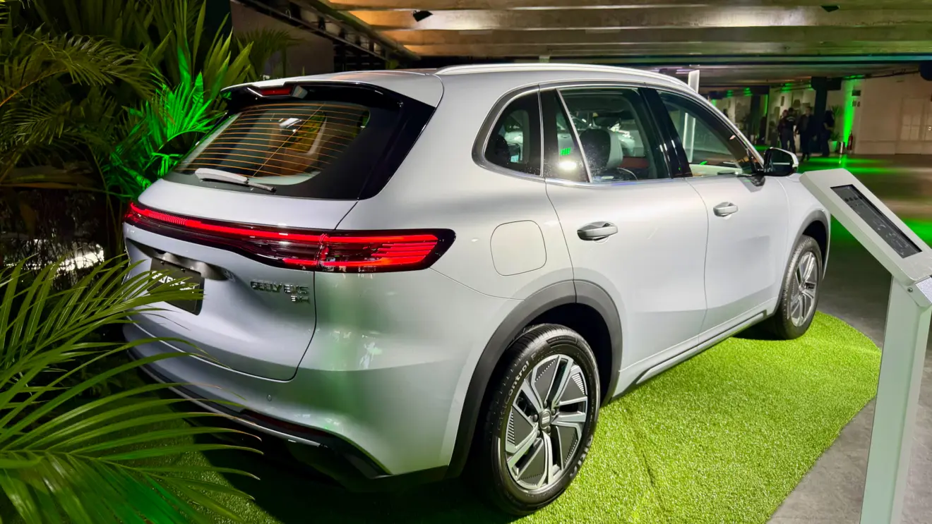 Geely EX5 Pro prata de traseira