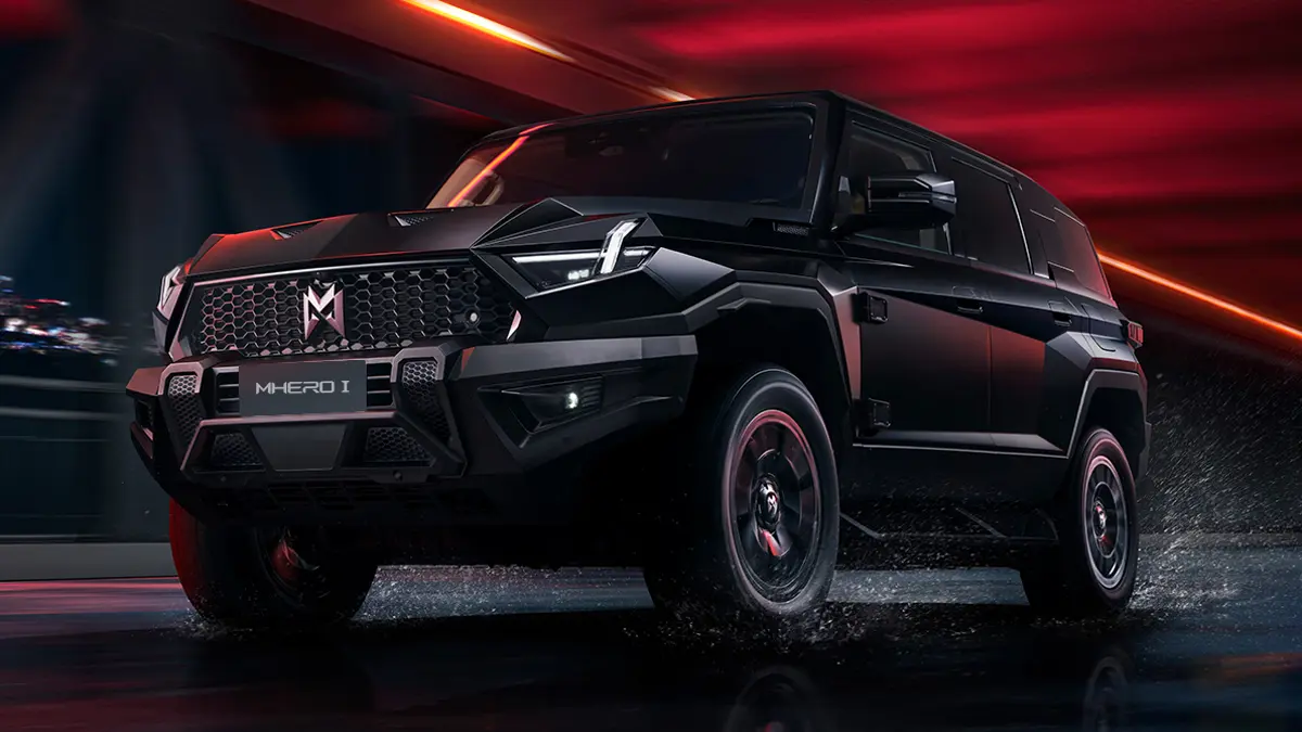 Dongfeng Mhero 1 preto de frente em um fundo vermelho