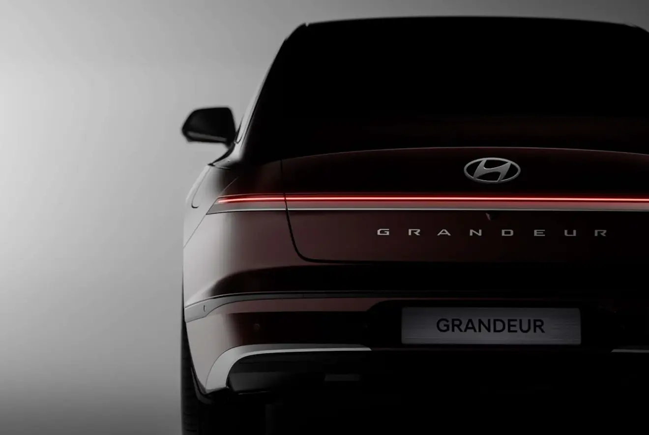 Novo Hyundai Azera escuro visto de trás