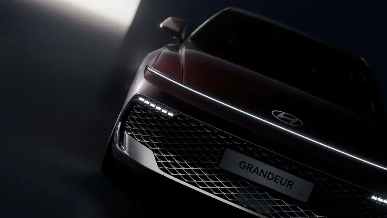 Novo Hyundai Azera visto de frente e com iluminação acesa