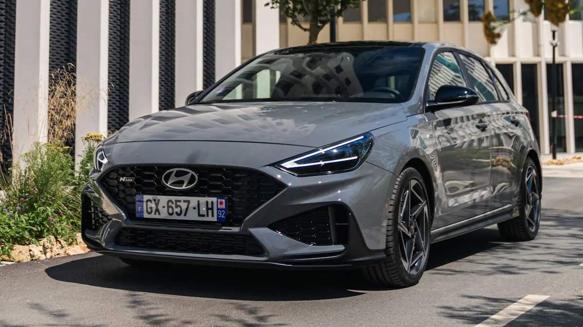 Hyundai i30 cinza de frente