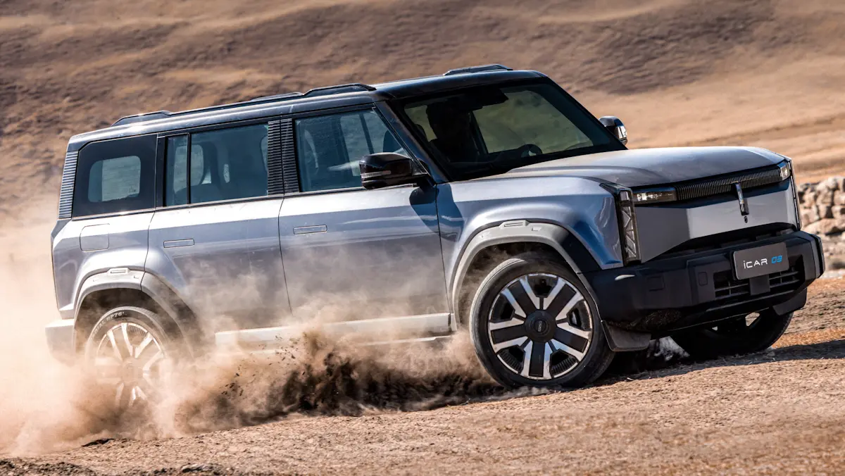 iCar 03 cinza de frente na terra