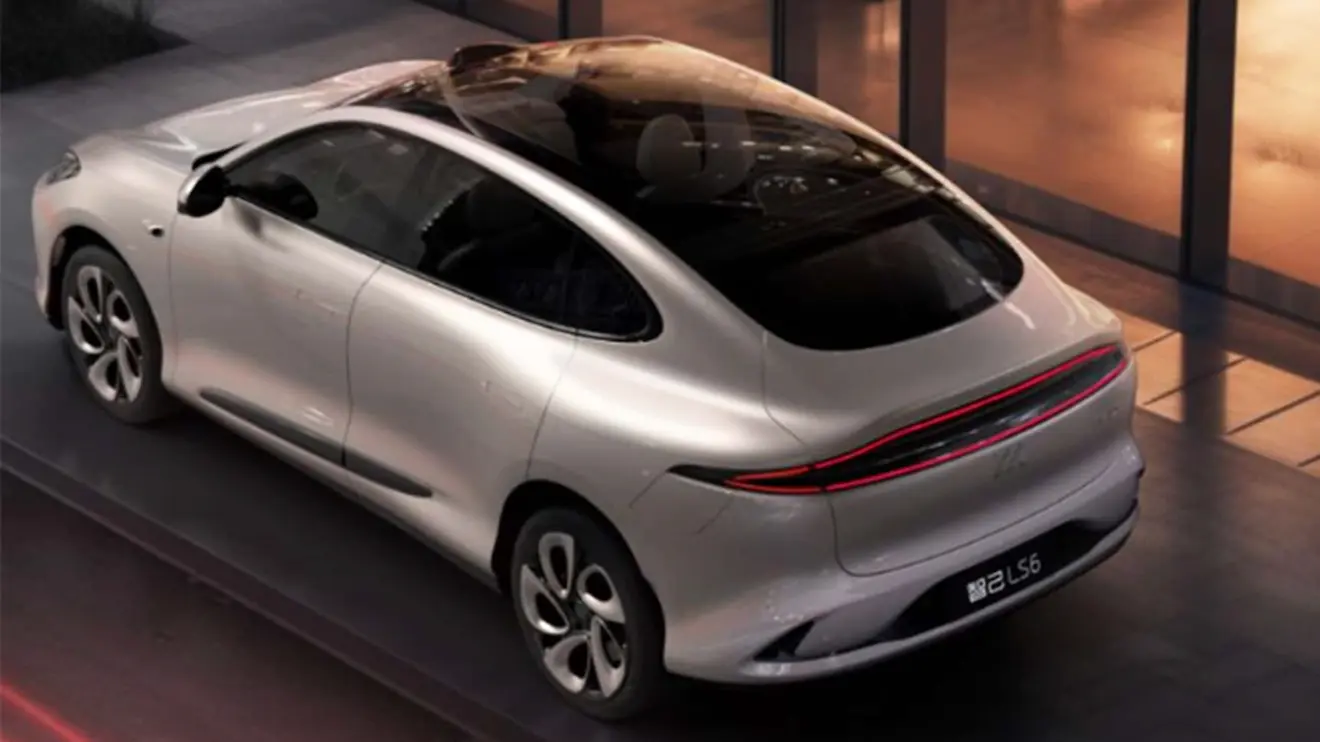 IM LS6 branco visto de cima e com foco na traseira