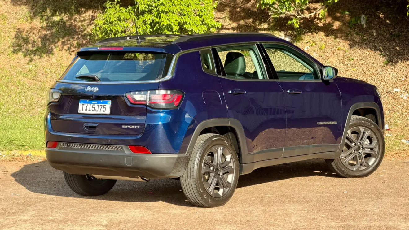 Jeep Compass Sport azul jazz de traseira em um gramado