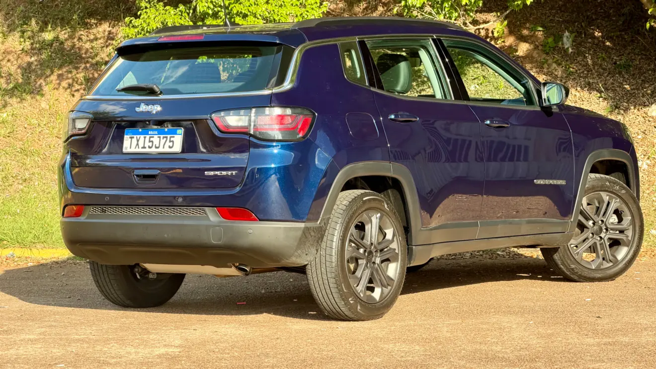 Jeep Compass Sport azul jazz de traseira