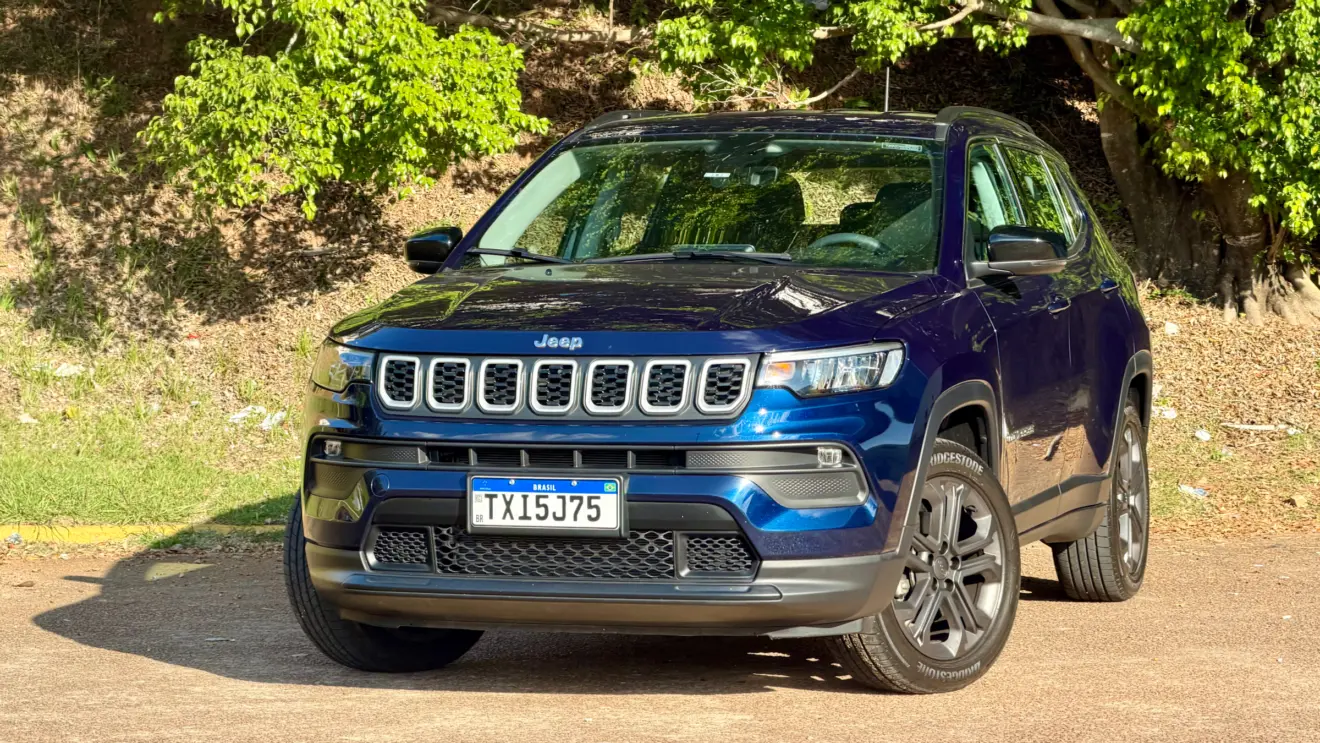 Jeep Compass Sport azul jazz de frente em um gramado