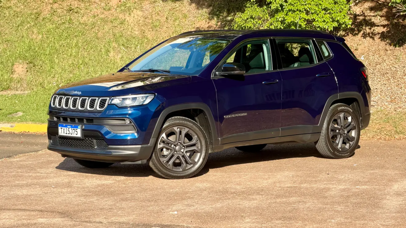 Jeep Compass Sport azul jazz de frente em um gramado