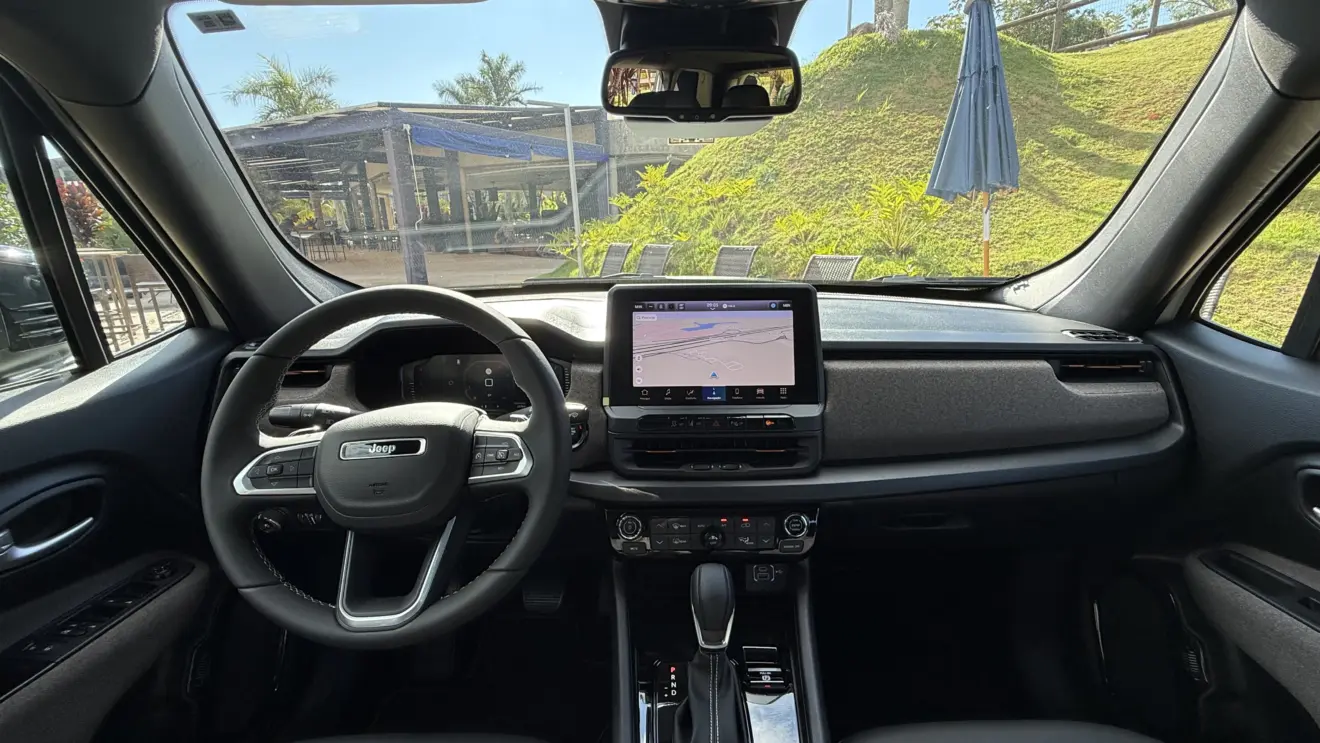 cabine com telas ligadas do Jeep Renegade Sahara 2027