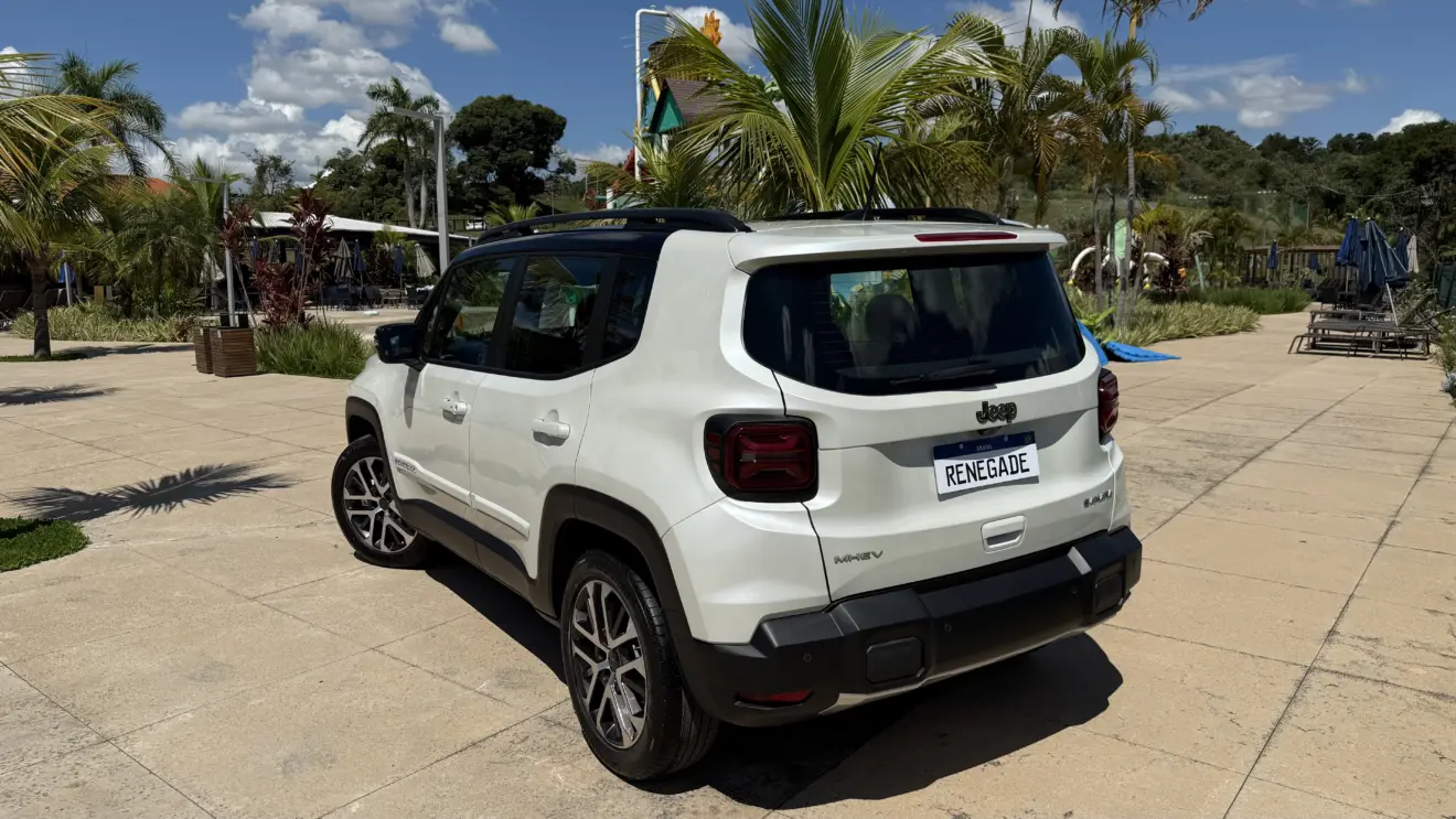 Jeep Renegade Sahara 2027 branco visto de trás