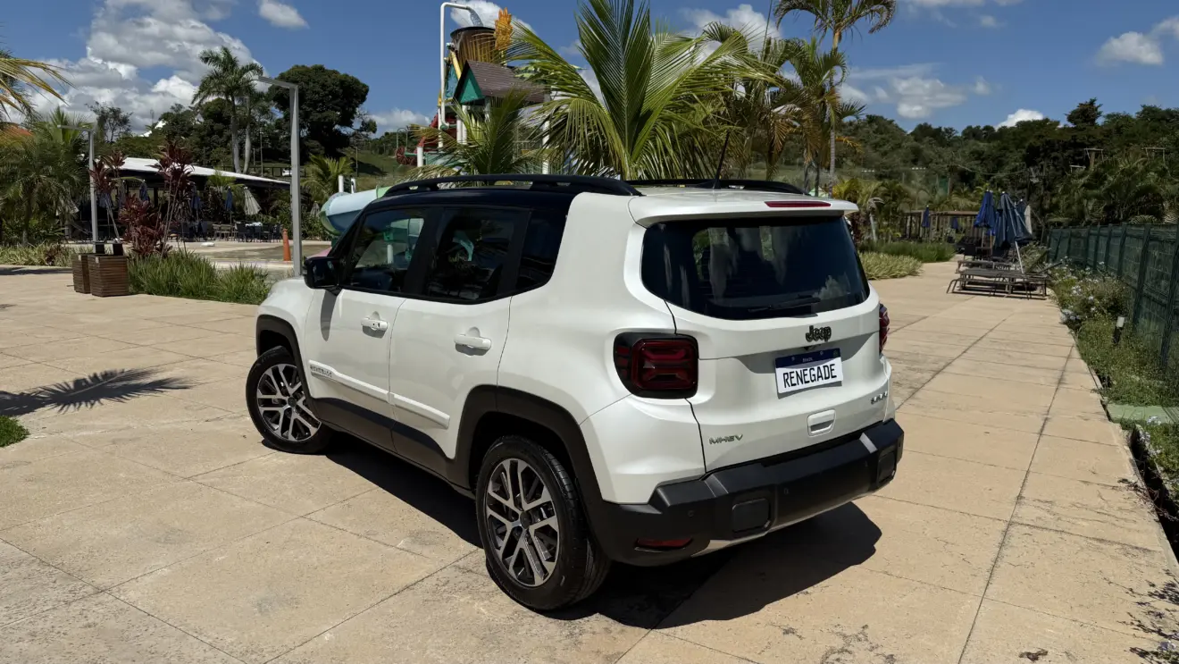 Jeep Renegade Sahara 2027 branco visto de trás
