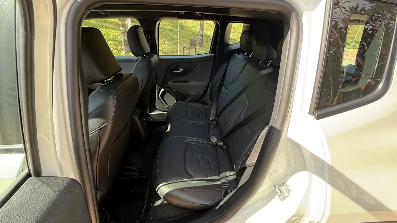 parte traseira da cabine do Jeep Renegade 2027