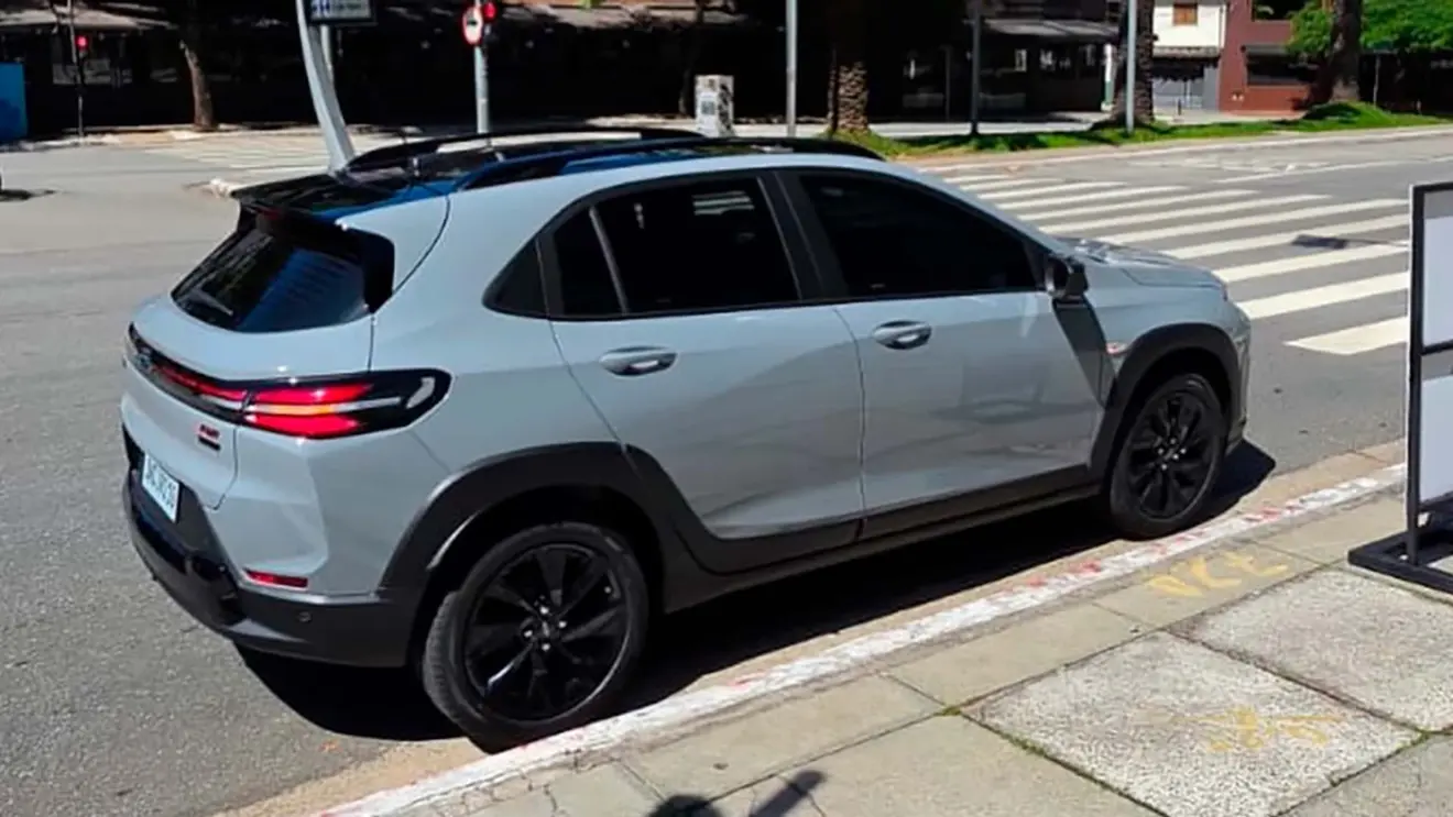 Chevrolet Sonic RS flagra sem camuflagem rodando em São Paulo