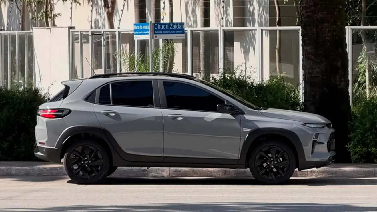 Chevrolet Sonic RS flagra sem camuflagem rodando em São Paulo