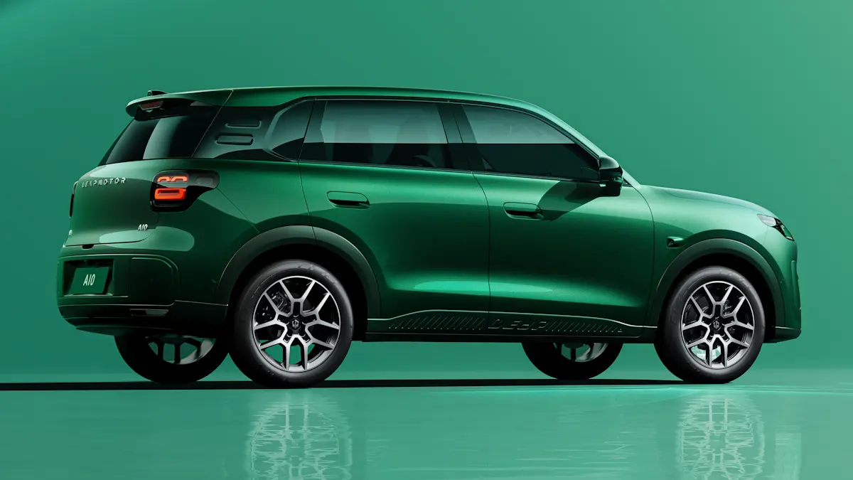 Leapmotor B03X / A10 verde de traseira em um fundo verde