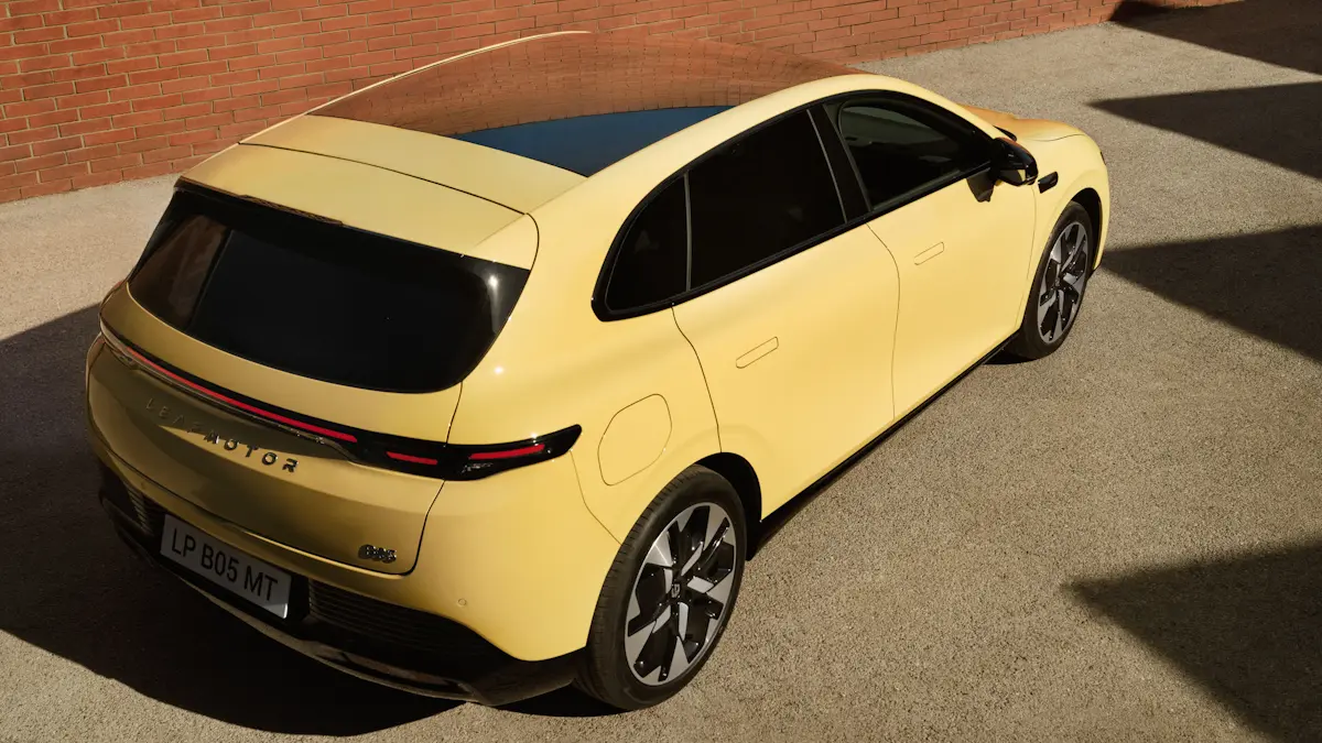 Leapmotor B05 amarelo de cima