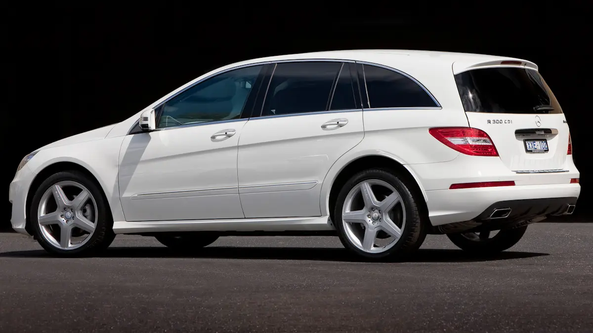 Mercedes-Benz Classe R branca de traseira