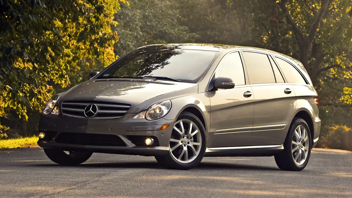 Mercedes-Benz Classe R dourada de frente