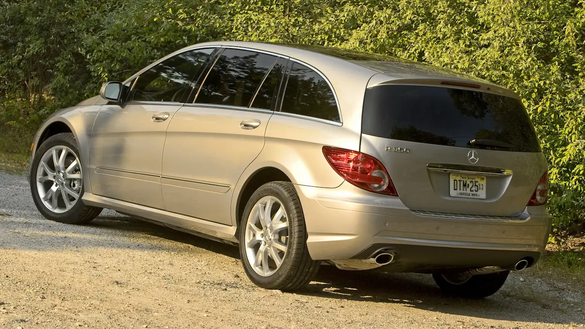 Mercedes-Benz Classe R dourada de frente
