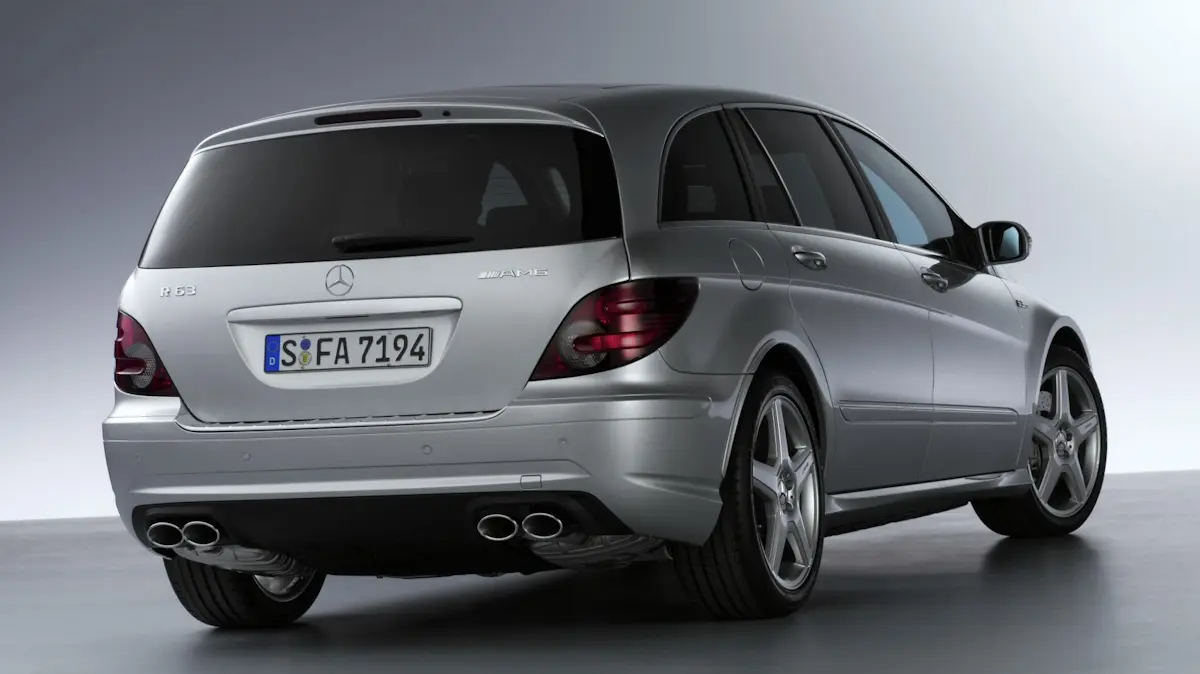 Mercedes-Benz R 63 AMG prata de traseira