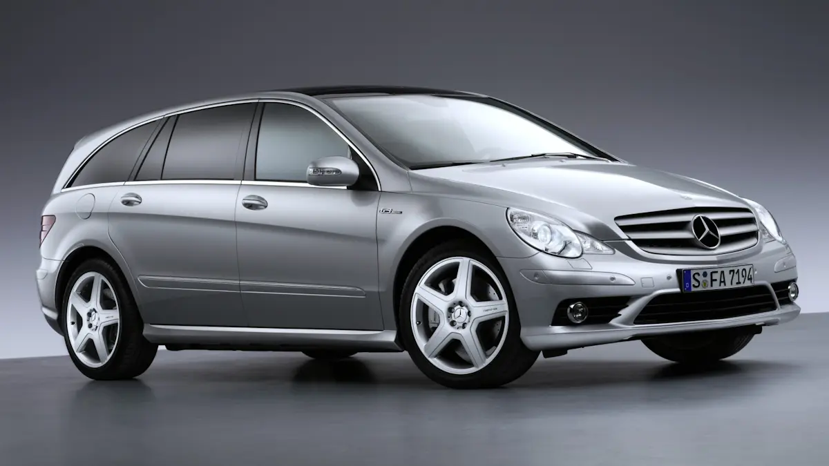 Mercedes-Benz R 63 AMG prata de frente