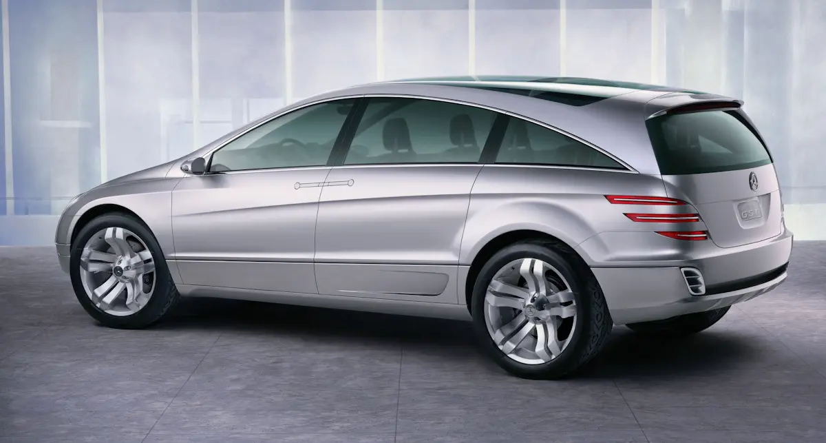 Mercedes-Benz Vision GST (Grand Sports Tourer) [divulgação] prata de traseira