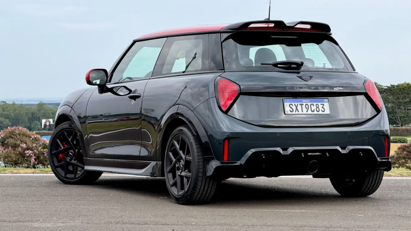 Mini Cooper John Cooper Works cinza de traseira com teto e retrovisor vermelho