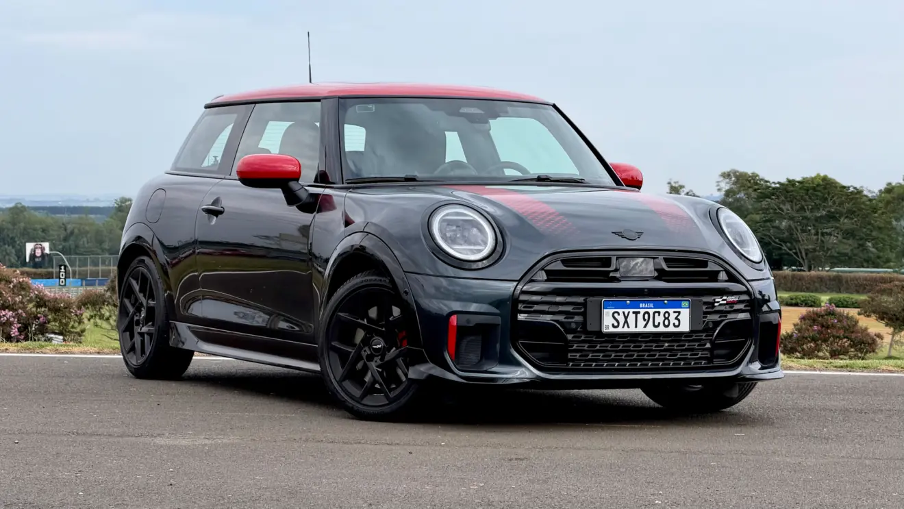 Mini Cooper John Cooper Works cinza de frente com teto e retrovisor vermelho