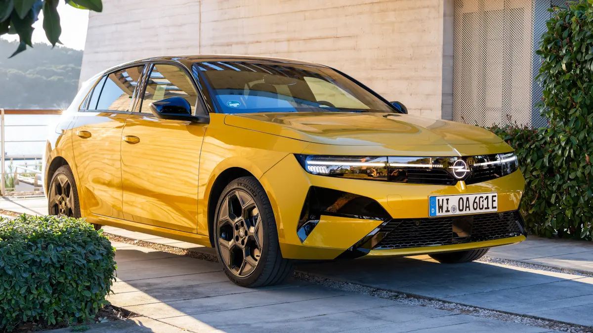 Opel Astra amarelo de frente